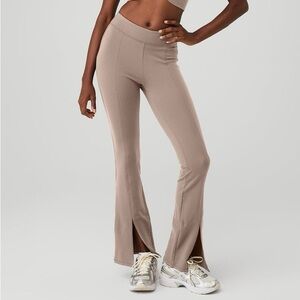 ALO Yoga Airbrush High-Waist Flutter Leggings in Taupe - XS